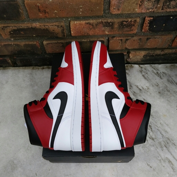 Air Jordan 1 Mid Chicago Sneakers - Picture 3 of 9